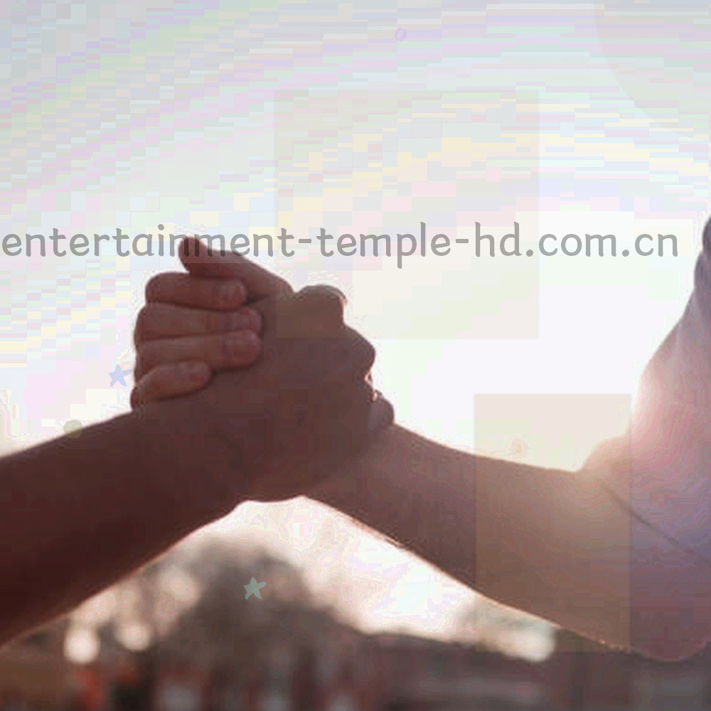俯拍的索引编辑工作台，摆放索引卡、标签条与等宽字体打印稿，无人物面孔